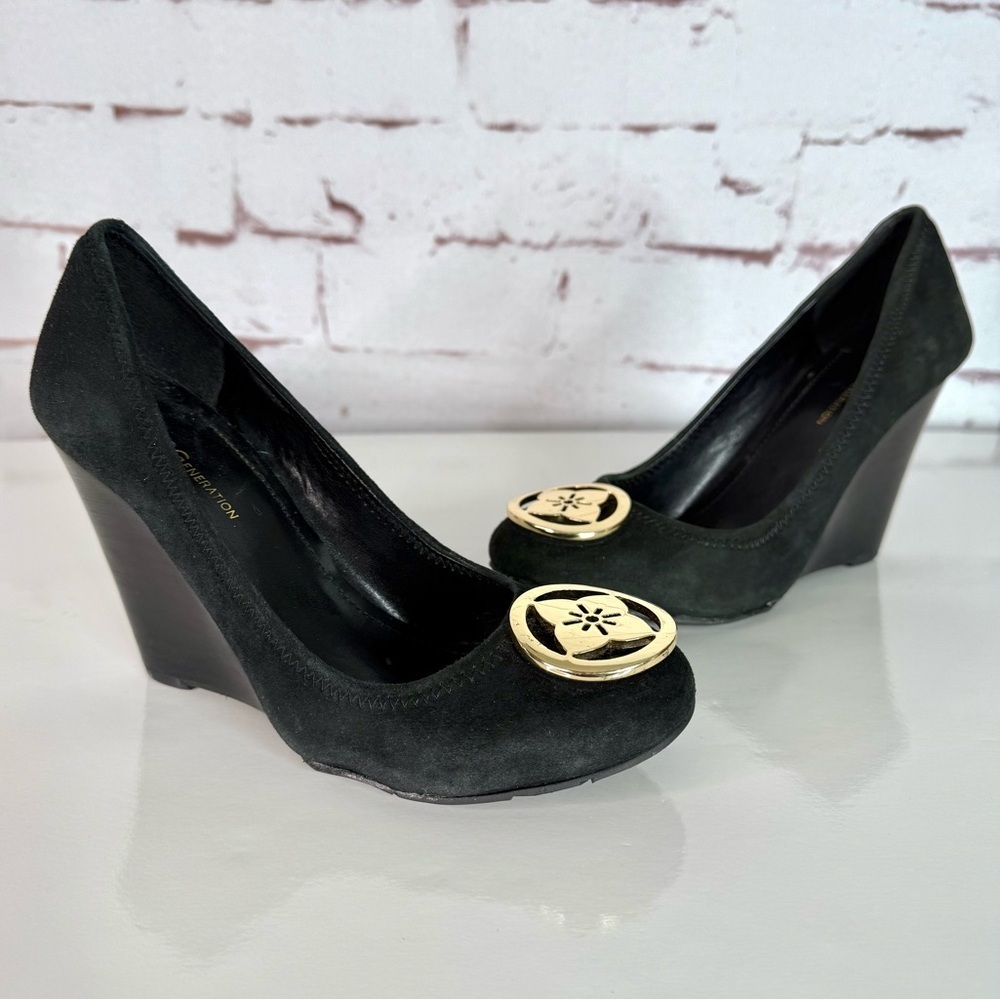 BCBGeneration Black Suede Round Closed Toe Wedge Wooden Heel Size 7 - Picture 7 of 16